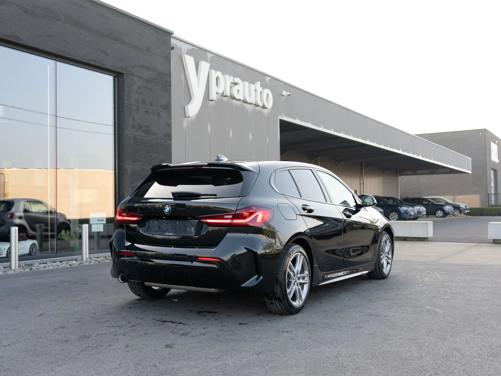 116i_zwart_fwd-27