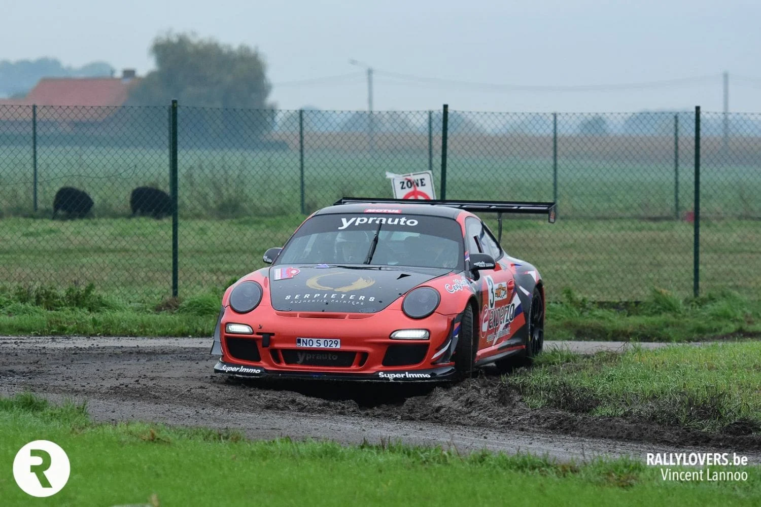 Andy Lefevere komt Porsche verder afstellen tijdens de Montberg Rally