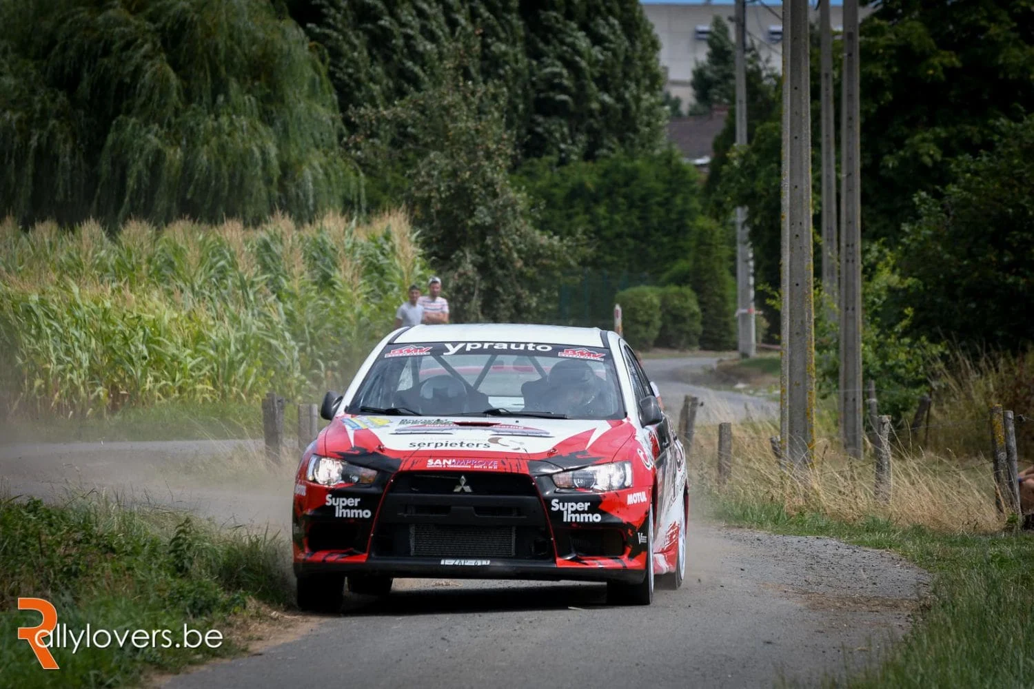 De EXPERZA Lancer EVO X op het podium tussen de R5 wagens